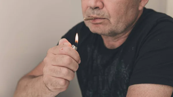 Der erwachsene Mann raucht medizinischen Marihuana Joint aus nächster Nähe. Rauchen — Stockfoto