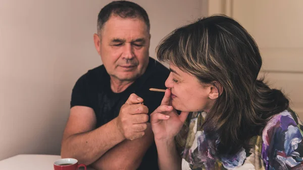 Yetişkin kişilerin çift tıbbi marihuana ortak sigara.