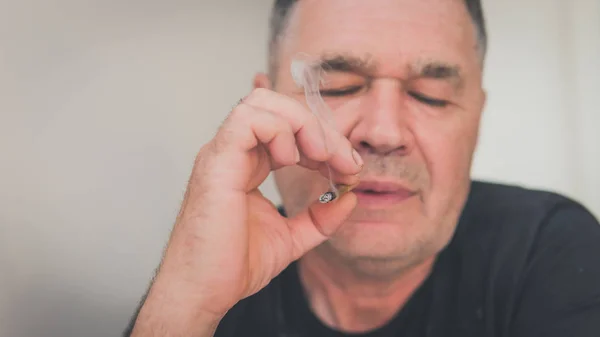Ο ενήλικος άνθρωπος που καπνίζει την ιατρική μαριχουάνα κοινό κοντινό. Κάπνισμα — Φωτογραφία Αρχείου