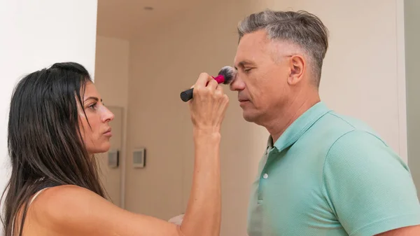 Artista de maquillaje haciendo maquillaje profesional para hombre joven. Hombre aplicar — Foto de Stock