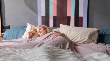 Genç güzel Avrupalı kadın yatağında uyku ve rahatlatıcı 