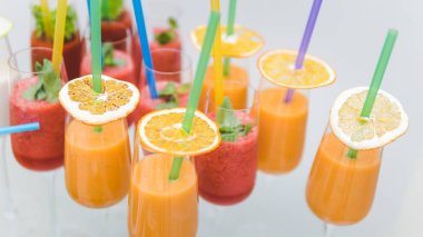 Şarap kadehinde tropikal meyveli kokteylin yakın çekim. Taze exo