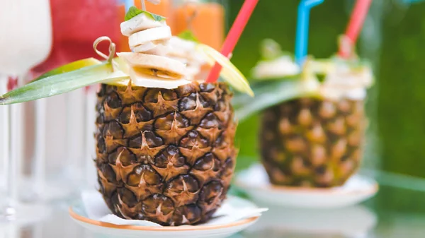Nahaufnahme eines Ananas-Cocktails mit tropischen Früchten. frische Exotik — Stockfoto