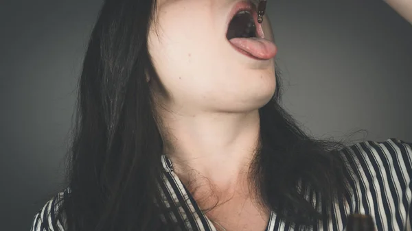 Kenevir yağı kullanan genç kişi, yakın çekim. Kenevir yağı bir con olduğunu