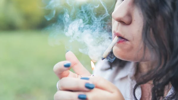 Chica fumando marihuana medicinal al aire libre, de cerca. Cannabi —  Fotos de Stock