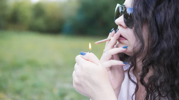 Fille fumant de la marijuana médicale en plein air, gros plan. Cannabi — Photo