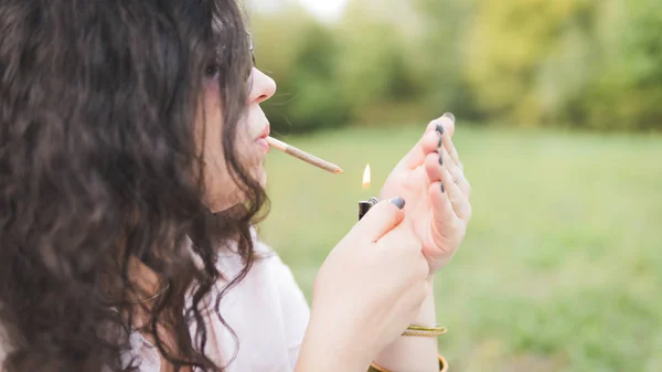 Kız açık havada tıbbi marihuana içerken, yakın çekim. Cannabi — Stok fotoğraf
