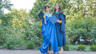 Bir grup genç kadın mezun. Kadın mezun ag gülümsüyor