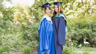 Bir grup genç kadın mezun. Kadın mezun ag gülümsüyor