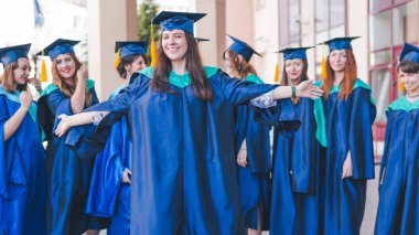 Bir grup genç kadın mezun. Kadın mezun ag gülümsüyor