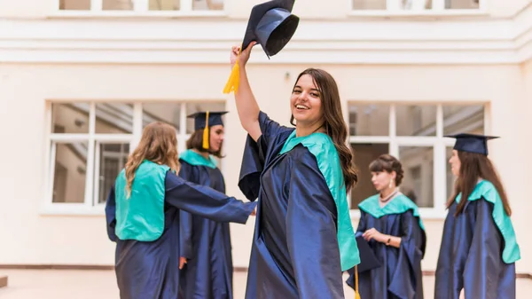 En grupp unga kvinnliga akademiker. Kvinnlig akademiker leende AG — Stockfoto