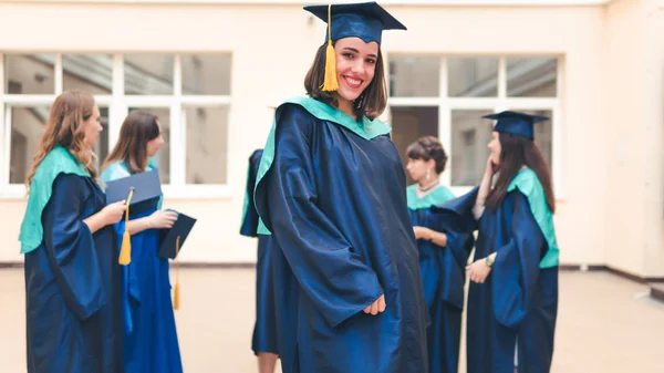 Een groep jonge vrouwelijke afgestudeerden. Vrouwelijke Graduate is glimlachend AG — Stockfoto