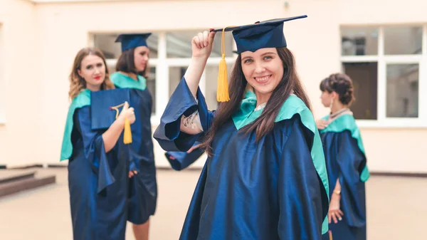 Een groep jonge vrouwelijke afgestudeerden. Vrouwelijke Graduate is glimlachend AG — Stockfoto