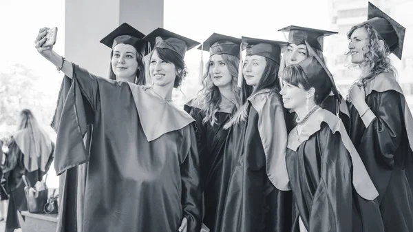 Bir grup genç kadın mezun. Kadın mezun ag gülümsüyor — Stok fotoğraf