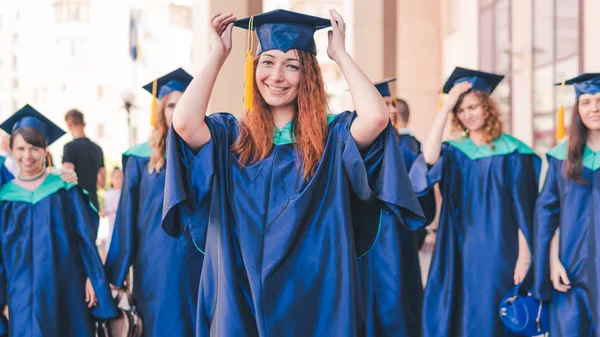 Een groep jonge vrouwelijke afgestudeerden. Vrouwelijke Graduate is glimlachend AG — Stockfoto