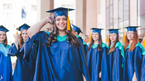 Een groep jonge vrouwelijke afgestudeerden. Vrouwelijke Graduate is glimlachend AG — Stockfoto