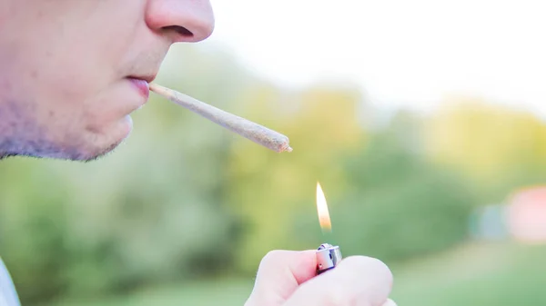 El joven que fuma marihuana medicinal al aire libre. La y —  Fotos de Stock