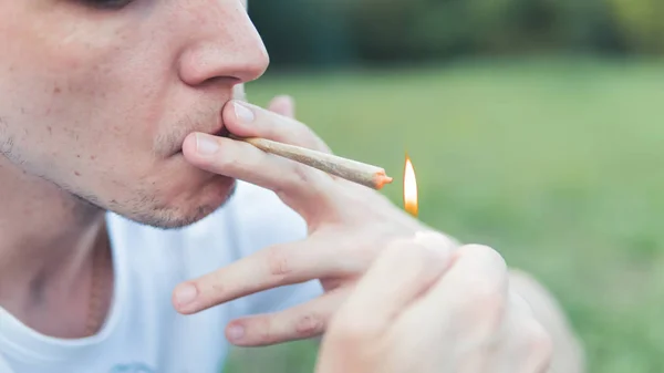 O jovem fumando maconha medicinal ao ar livre. O y — Fotografia de Stock