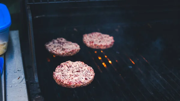 Burger cutlet grilled, picnic with barbecue in the open air. Cut — Stock Photo, Image