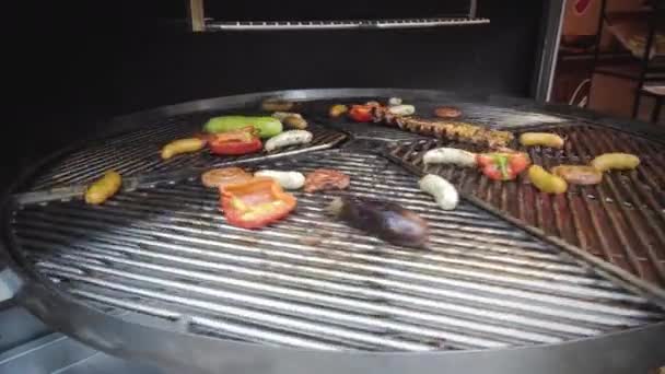 切片胡椒 西葫芦和肉类在户外烧烤 在露天烧烤 金属烤架上烤的肉 — 图库视频影像