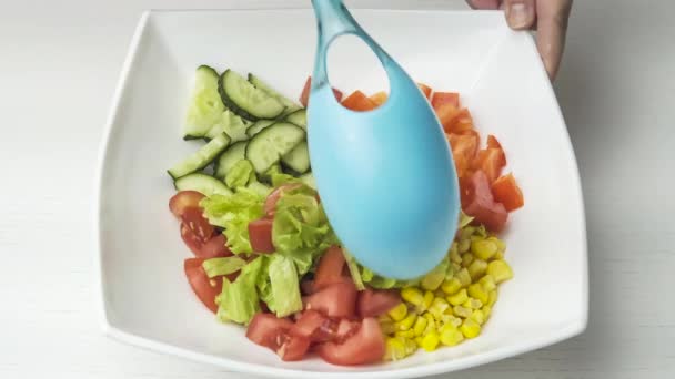 用新鲜蔬菜 羊乳酪 罐装玉米和橄榄油准备和烹饪沙拉 橄榄油倒入沙拉碗中 健康美味的食物概念 — 图库视频影像