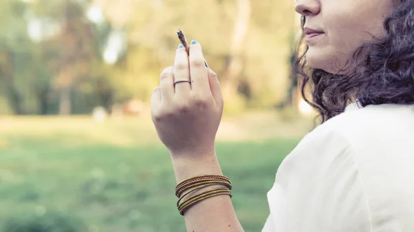 A fiatal személy dohányzás orvosi marihuána közös szabadban. Az y — Stock Fotó