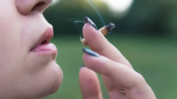 Le jeune fumeur de marijuana médicale joint à l'extérieur. Le y — Photo