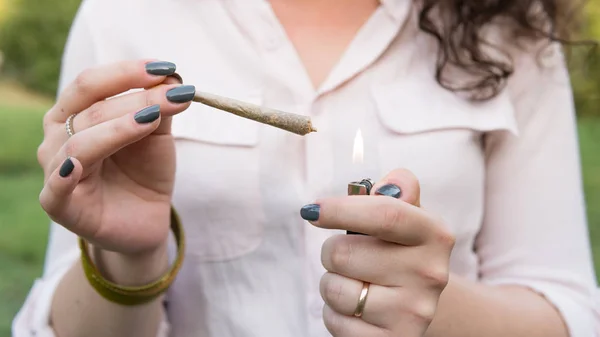 O jovem fumando maconha medicinal ao ar livre. O y — Fotografia de Stock