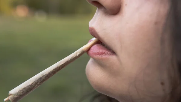 O jovem fumando maconha medicinal ao ar livre. O y — Fotografia de Stock