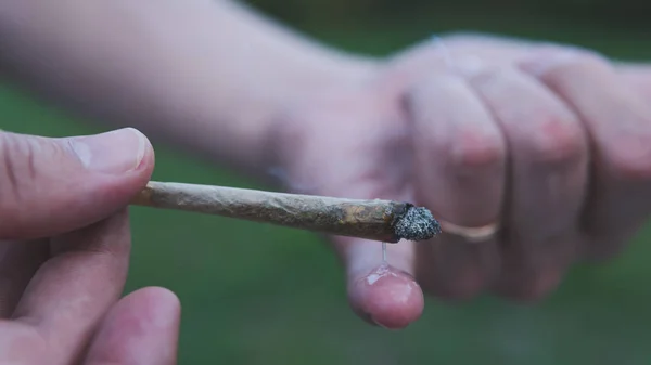 Close-up de mãos masculinas segurando maconha conjunta, fumar cannabis — Fotografia de Stock