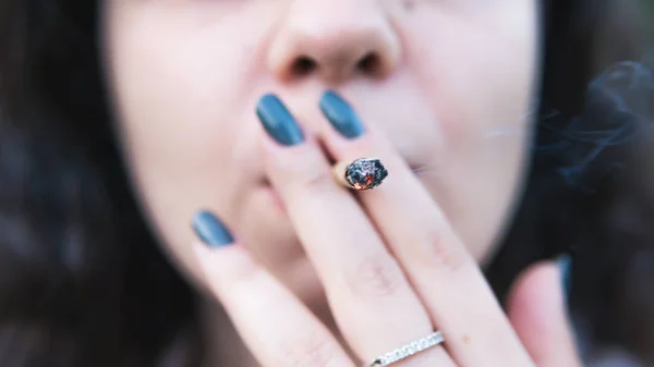 젊은 사람은 야외에서 의료 마리화나 관절을 흡연. y — 스톡 사진