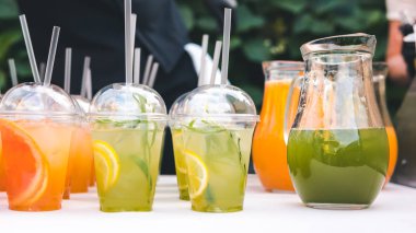 Narenciye limonatası ile cam Yakın çekim, açık havada. Ev yapımı summe