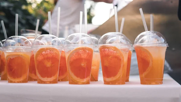 Nahaufnahme von Glas mit Zitruslimonade, im Freien. hausgemachte Summen — Stockfoto