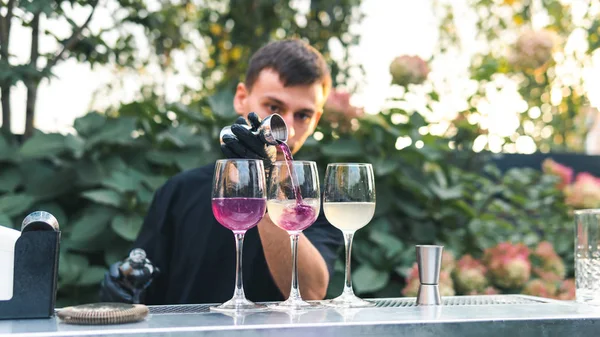Barkeeper macht alkoholische Cocktails, Sommercocktail im Freien. c — Stockfoto