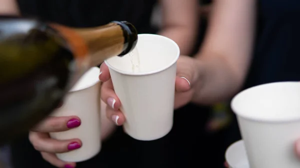 Junge Frau, die Champagner in Glas gießt, Großaufnahme im Freien. Sie — Stockfoto