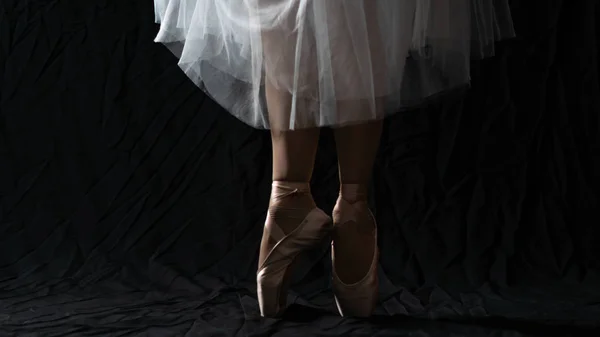 Nahaufnahme tanzender Beine einer Ballerina mit weißer Spitze auf einem — Stockfoto