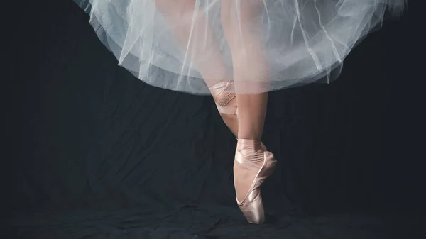Крупним планом танцюючі ноги балерини в білому знаменнику на a — стокове фото