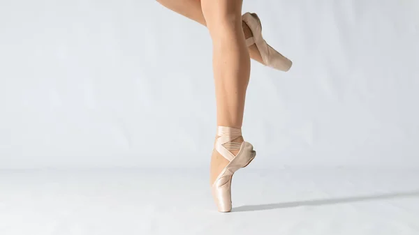 Beyaz noktalı balerinin dans eden bacaklarının yakın çekimi. — Stok fotoğraf