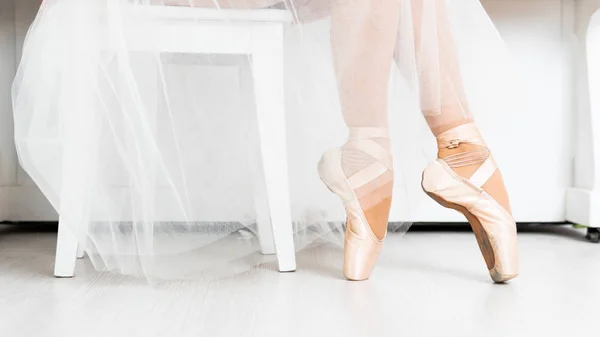 Primo piano delle gambe danzanti della ballerina che indossa una punta bianca su un — Foto Stock