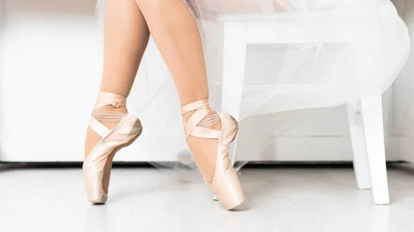 흰 시인을 입은 발레리나의 춤추는 다리를 클로즈업 — 스톡 사진