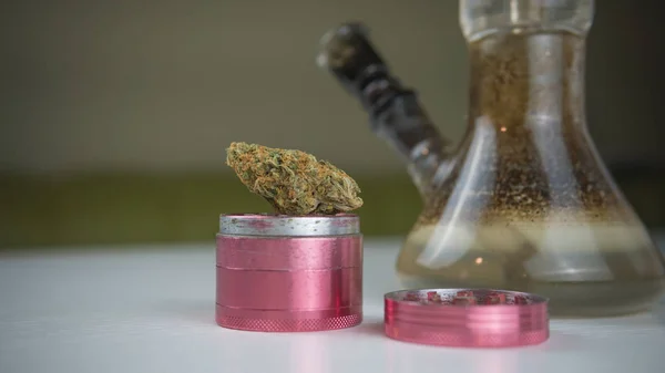 Närbild av smutsig bong och kvarn med medicinska marijuana knoppar o — Stockfoto