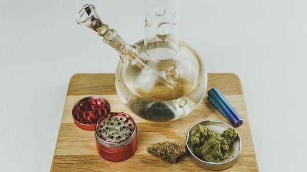 원문 기사보기 미국 의학계의 마리화나 꽃봉오리와 봉 과 분쇄기의 근접 사진 — 스톡 사진