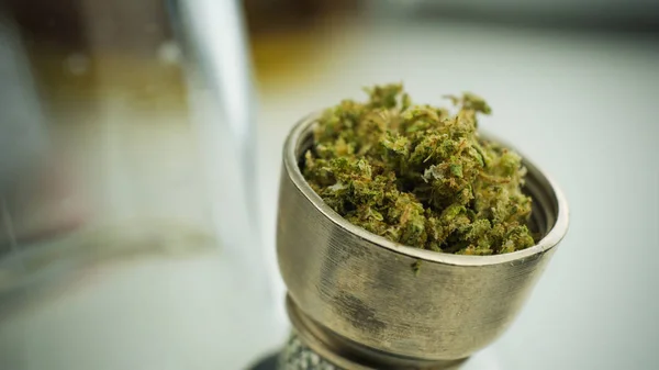 Primo piano di fumare marijuana medica con bong, al chiuso. Macro — Foto Stock