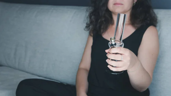 The young person smoking medical marijuana with bong, indoors. T — Stock Photo, Image