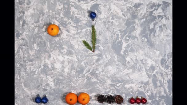 圣诞和新年假期的概念 扁平的南瓜 松果和圣诞球组成了钟表 顶部视图 — 图库视频影像