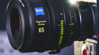Kyiv, Ukrayna - 04.17.2020: Profesyonel lens Zeiss Supreme Prime 'ın stüdyo çekimi, yakın plan. Görüntü yönetmeni için profesyonel ekipman, film teknolojisi