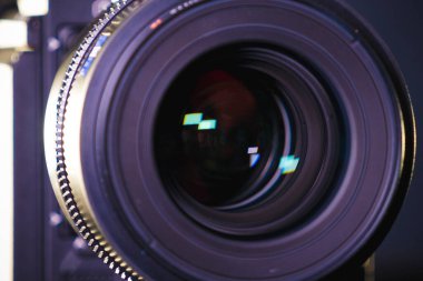 Kyiv, Ukrayna - 04.17.2020: Profesyonel lens Zeiss Supreme Prime 'ın stüdyo çekimi, yakın plan. Görüntü yönetmeni için profesyonel ekipman, film teknolojisi