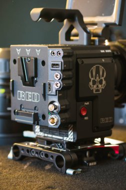 Kyiv, Ukrayna - 04.17.2020: Profesyonel 5k video kamera Red DSMC2, yakın çekim. Görüntü yönetmeni için profesyonel ekipman, film teknolojisi