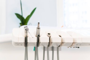 Diş muayenehanesinde özel bir profesyonel ekipman ve aletlerin yakın çekimi. Dişçi kliniği ya da hastane, diş ve sağlık hizmetleri. Sığ alan derinliği