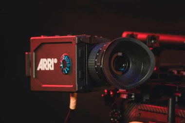 Kyiv, Ukrayna - 04.17.2020: Profesyonel video kamera stüdyosu Arri Alexa mini LF lensli, yakın çekim. Görüntü yönetmeni için profesyonel ekipman, film teknolojisi